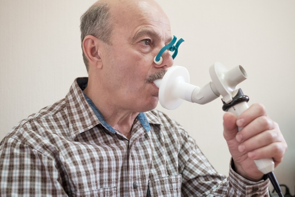 Senior,Hispanic,Man,Man,Testing,Breathing,Function,By,Spirometry.,Diagnosis